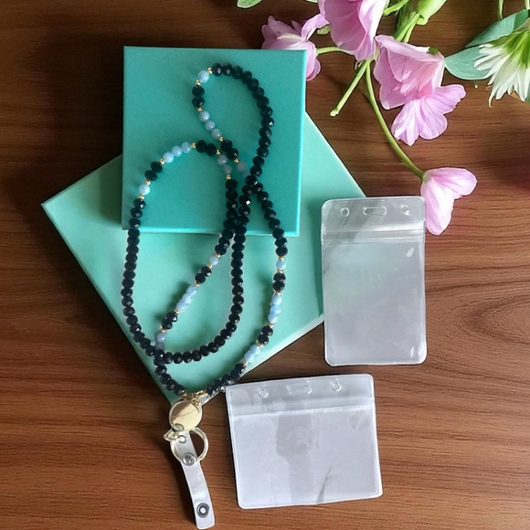 Beaded Retractable Lanyard Necklace with Keychain & Badge/ID Holders New in Box - Picture 2 of 2